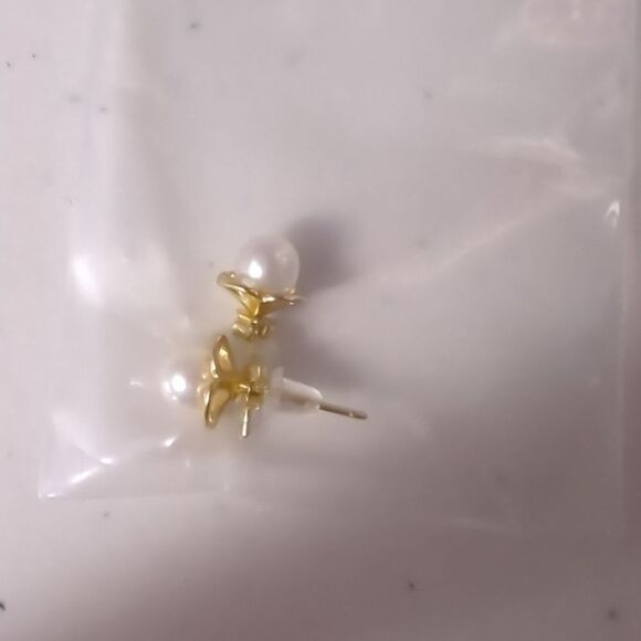 NWT Jewelry Case with 3 Gold Earrings - Picture 4 of 7